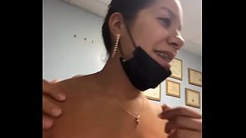 Oynat Hasta doktorun onunla oynamasına izin ver