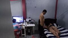 Afspelen Terwijl mijn beste vriend op de pc speelt, neuk ik zijn rondborstige blonde MILF - hete amateuractie