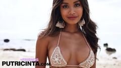 Jouer La déesse indonésienne Putri Cinta devient coquine sur la plage