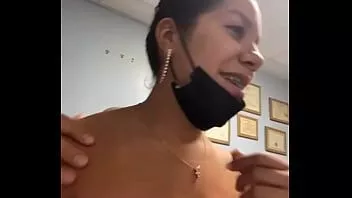 Reproduzir Paciente deixa o médico brincar com ela