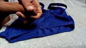 Redare Handjob și cum pe costumul de baie albastru al soției