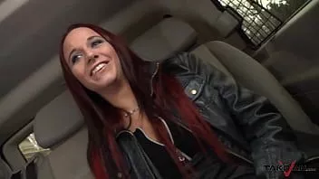 play Duas gatas seduzem estranho da rua para transar no carro do banco traseiro