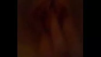Odtwórz Piękna ruda masturbuje się z bliska