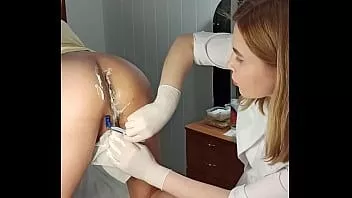Reproduzir A dona da depilação, sugarnadya, faz um corte de cabelo com um aparador púbico, aparador de pinto e raspador de ânus - coloquei-o de quatro