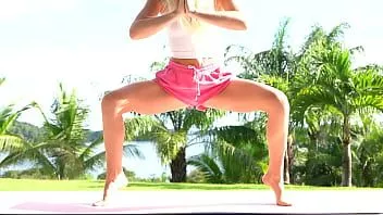 Reproduzir Abra seus quadris com essas poses de ioga para uma melhor cavalgada de cachorrinho e vaqueira reversa por noasanayogagirl