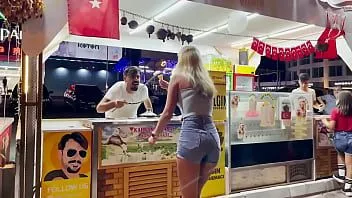 再生 路上で踊る美しい女の子