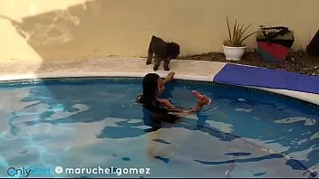 Jouer Leyne rodriguez. latina plantureuse se masturbe dans la piscine !