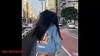 play Jovem morena mostrando sua bunda grande em fotos