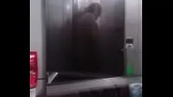 Reproduzir Um cara gordo e careca toma banho frio