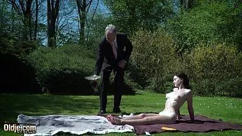 Afspelen Boris' oude en grote lul laat de tiener meerdere keren klaarkomen