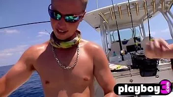 play Zierliche Blondine masturbiert auf dem Boot mit heißen Babes