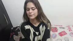 Reproducir Mi hermanastra tímida pierde su consolador y me ruega que la folle y me corra dentro