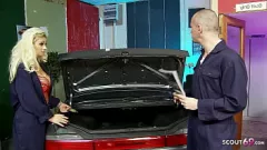 Abspielen Die vollbusige MILF Katie Kaliana in Netzstrümpfen wird bei der Arbeit hart gefickt
