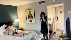 播放 酒店女服务员发现我闪动鸡巴并帮我射精