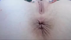 play Der Glasdildo-Orgasmus eines jungen Camgirls mit abgebrochenem Fingernagellack in Nahaufnahmen