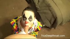 Putar Ceroboh Deepthroat Blowjob: Pelacur Badut Liar Mendapat Facefuck Kasar dan Cumshot