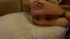 Reproduzir Menino hetero fica anal esticado com um grande vibrador no sofá