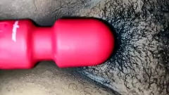 play দেশি ভারতীয় দেবী তার গুদ শেভ করে এবং স্পন্দিত করে