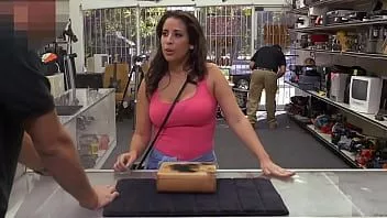 Jouer La latina aux gros seins naturels nina lopez est désespérée et a besoin d'argent rapidement, elle va au prêteur sur gages et sean lawless lui fait une offre qu'elle ne peut pas refuser