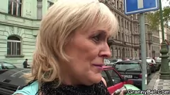 Afspelen Rijpe blonde hoer met harig poesje wordt van achteren hard verdomme