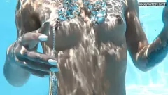play Hongaria pornstar Zazie Skymm's Naked Swim di kolam renang