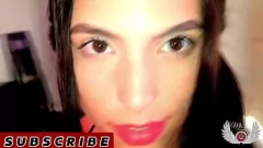 Abspielen 18-jähriger europäischer Teenager zieht sich aus und tanzt in roten Dessous