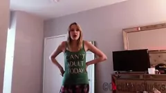 Reproducir Mira como esta hermanastra rubia cachonda con grandes tetas cabalga la polla de su hermano virgen como un favor a sus padres en esta escena de sexo familiar tabú.