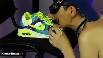 play Asmr - фетиш кроссовок Nike. девушка лижет использованную обувь.