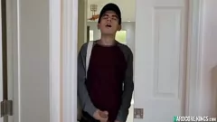 Jouer La séduisante MILF Nicolette Shea aux seins énormes baise le jeune paperboy Jordi El Nino Polla lors d'une séance de baise hardcore sous la douche